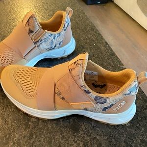 Light pink Tiem cycling shoes